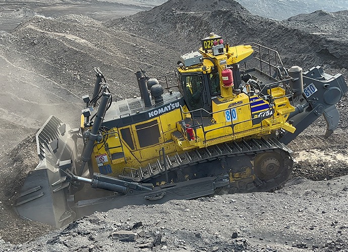 Bulldozer Komatsu D375A operando en faena minera con roca
