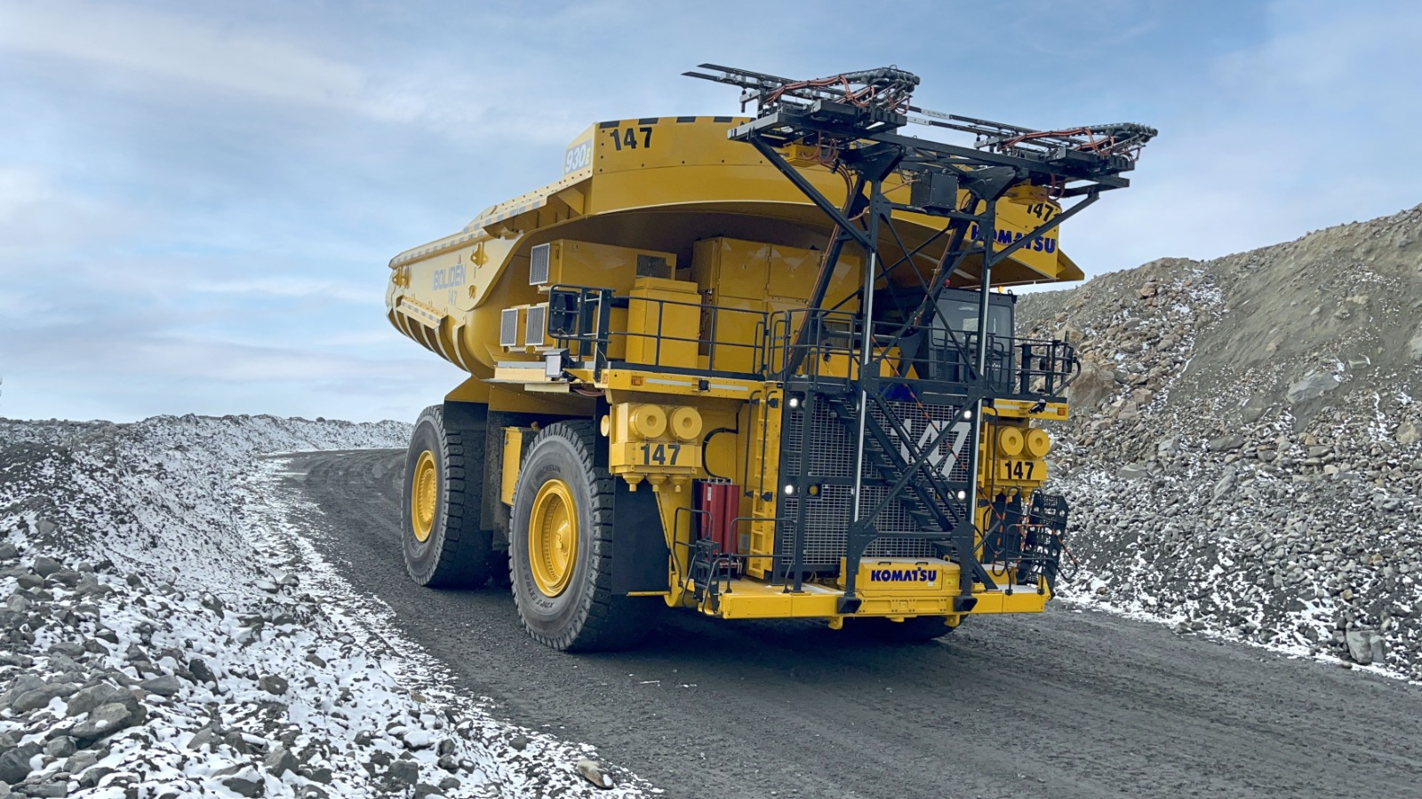 Camión CAEX Komatsu #147 equipado con sensores de monitoreo en condiciones de nieve