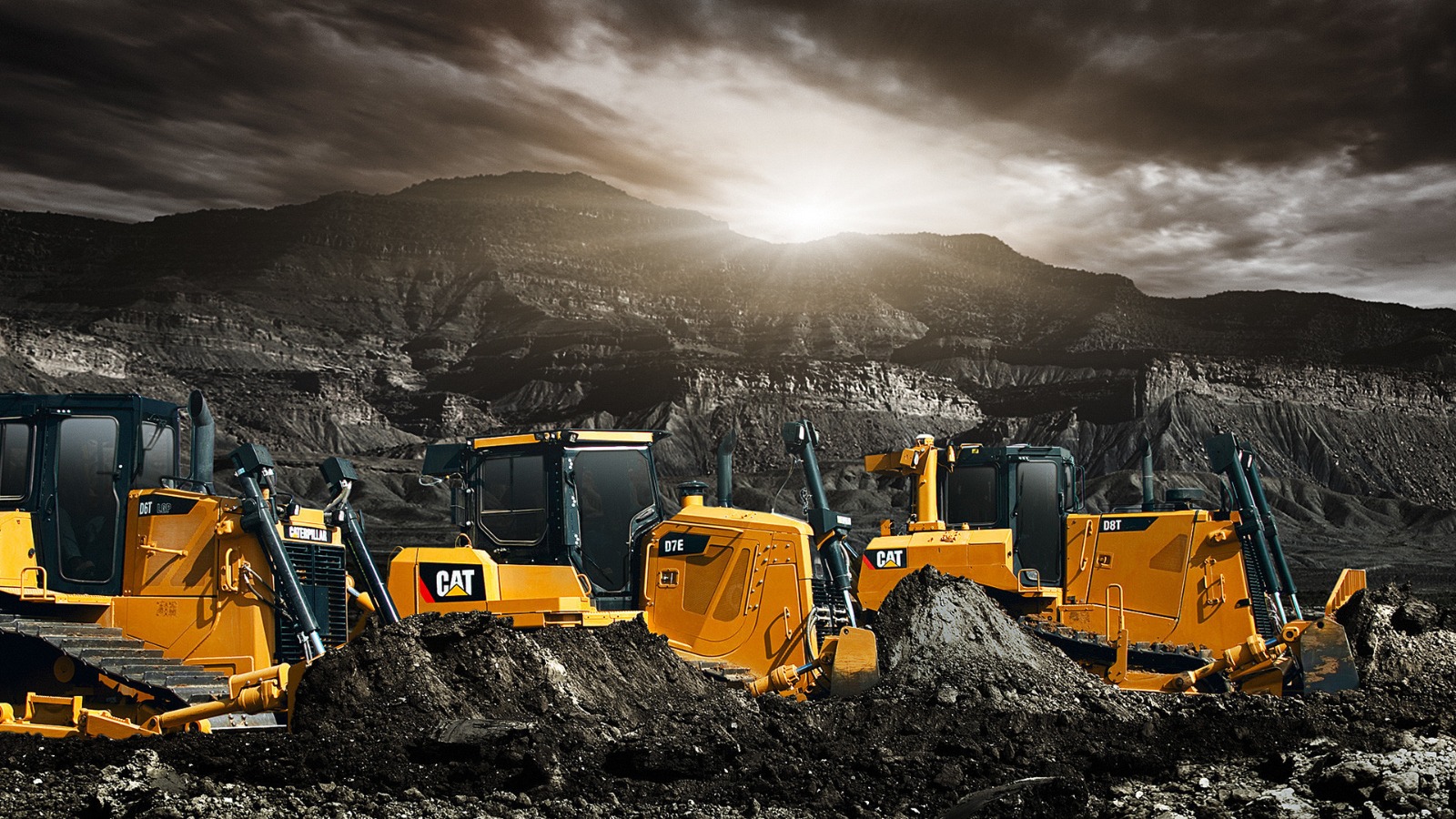 Flota de bulldozers CAT operando en faena minera nocturna
