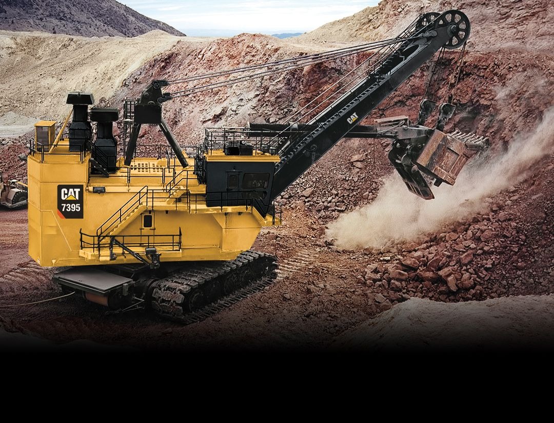 Pala de cable CAT 7395 operando en terreno minero de montaña